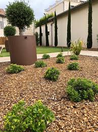 Amenagement D Un Massif En Plaquette Bois 20 40 Amenagement Jardin Dallage Muret