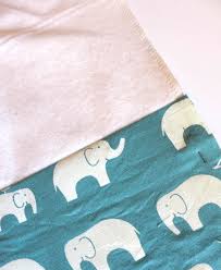 Um eine decke selber zu machen, brauchen sie nur den stoff (2 stück) und schere. Diy Eine Einfache Babydecke Nahen Handmade Kultur