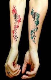 50 Really Cute Couple Tattoos And Ideas To Show Their Love Eslesen Dovmeler Arkadas Dovmeleri Ok Dovmeler