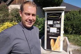 Un Distributeur Automatique De Pain A Clermont Creans Pres De La Fleche Cote La Fleche