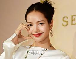 With group Blackpink Lisa's lover Frederic Arnaud visiting Korea, his  extraordinary love figure is a..