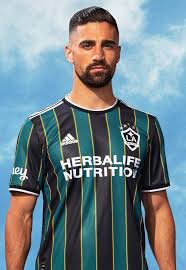 La galaxy trikot in fussball trikots von us amerikanischen kanadischen vereinen gunstig kaufen ebay from i.ebayimg.com la galaxy unveil statue of david beckham at mls opener. La Galaxy Football Jersey