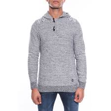 Ce pull molletonné et chaud possède une capuche à double épaisseur, des cordons de la même couleur, ainsi que d'une poche kangourou. Pull Capuche Homme Ritchie Modele Leviathan Sur Ritchie Jeans Com