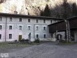 Suggestiva visione dell'imponente complesso alberghiero in una giornata uggiosa di giugno. Il Sentiero Sensoriale Dei Bagni Di Masino Passeggiata In Lombardia Facile Per Bambini Piccoli O Col Passeggino