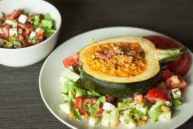 Un ripieno a base i ceci, pomodori, cipolla e peperoncino, il tutto avvolto da un gustoso cestino di zucchine tonde. Zucchine Tonde Ripiene Vegetariane