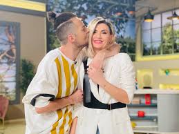 Δεν υπάρχουν λεφτά για μεθ, για συγκοινωνίες, για την παιδεία, για αυξήσεις σε μισθούς και συντάξεις, για δημιουργία νέων θέσεων. Cove Èi Lora Vor Avea O ColegÄ NouÄ Emisiunea VorbeÈte Lumea IÈi MÄreÈte Echipa Evenimentul Zilei