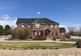 Homes that look beautiful and possess strong curb appeal are attractive to potential buyers. This House In Mead Was Roofed Using Gaf Timberline Hd Shingles In The Color Charcoal Roof Cost Roof Shingles House Styles