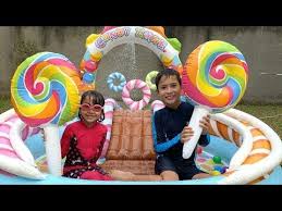 Kolam Renang Mirip Permen Lollipop Main Balon Air Dan Mandi Bola Youtube Balon Mainan Balon Air