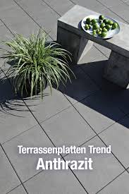 Moderne Betonsteinplatten Fur Die Terrasse In 2020 Terrassenplatten Baustil Terrasse