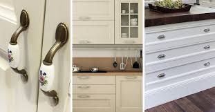 Realizado en acero inoxidable con una dimensión mínima y lineas redondeadas, siendo un tirador funcional para cualquier acabado de mueble de cocina. Pomos Y Tiradores Para Puertas De Cocina Como Elegir
