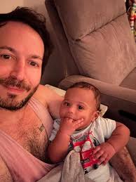 우리 아들이 이렇게 손가락을 빨고 있는데 사랑스러운 것 같아 🥹