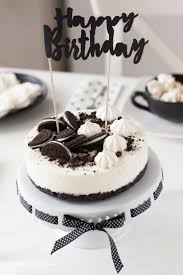 Tort Na Bazie Ciasteczek Oreo Nie Wymaga Pieczenia Jest Bardzo Prosty W Wykonaniu Smaczny Dobrze Sie Kroi No I Wyglad Dessert Drinks Food Baby Food Recipes