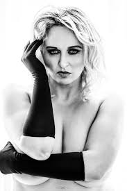 Dakota Johnson nude-art model glamorous and daringDakota Johnson-nude art model-sensual and chic art