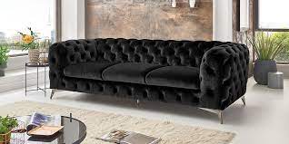 Chesterfield sofas are like the riding boots of the furniture world—they've got british roots, most famously the chesterfield sofa is a distinctly recognizable furniture design—its high arms, and. Chesterfield Sofa Modern Samt Schwarz 3 Sitzer Big Emma Moebella24