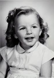 Roxanne Lowe's Instagram, Twitter & Facebook