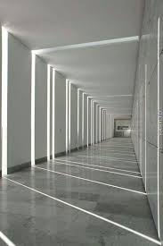 Iluminacion Natural A Traves De Aberturas En El Muro Diseno De Corredor Luz Arquitectura Espacios Arquitectura