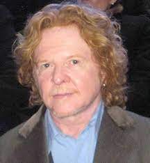 Negli ultimi tempi, il cantante inglese . Mick Hucknall Wikipedia