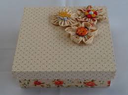 Caixinhas De Mdf Decoradas Passo A Passo Caixa Mdf Decorada Com Tecido E Flores De Fuxico Caixa Mdf Decoracao Caixa Caixas Decoradas