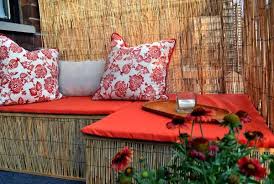 Sichtschutz Balkon Schilfrohrmatten Sitzecke Koralle Farbe Kleiner Balkon Design Wohnung Mit Balkon Einrichten Balkonentwurf