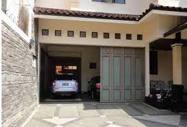 Untuk membuat garasi kendaraan di rumah tentu harus diperhitungkan secara cermat dan tepat, supaya garasi tersebut berikut contoh gambar desain garasi mobil minimalis terbaru sebagai inspirasi anda dalam mendesain garasi mobil pintu garasi mobil. Model Garasi Rumah Sempit Rancangan Desain Rumah Minimalis
