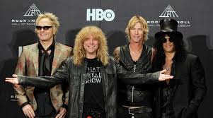 The classic lineup, as signed to geffen records in 1986, consisted of vocalist axl rose, lead guitarist slash, rhythm guitarist izzy stradlin, bassist duff mckagan, and drummer steven adler. Guns N Roses Steven Adler Hospitalized With Injuries