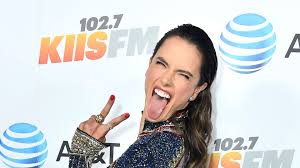 Switch to the light mode that's kinder on your eyes at day time. Alessandra Ambrosio Druckt Kinder Gesichter In Sahne Promiflash De