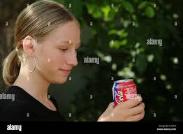 Girl drinks coca cola -Fotos und -Bildmaterial in hoher Auflösung