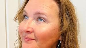 Amazon.com : COVERGIRL Instant Cheekbones Contouring Blush Purely Plum 220,  0.29 Ounce Pan (packaging may vary) : Face Blushes : Beauty & Personal Care