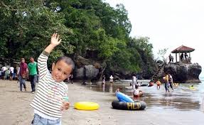 Ciri khas dari pantai adalah batu karang besar yang bolong. 11 Spot Foto Pantai Karang Bolong Serang Htm Rute