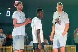 Seinen ersten auftritt hatte er in folge 1 (06.11.2006). Dirk Nowitzki Zu Besuch Am Ostbahnhof Tipps Von Der Nba Legende Sport Tagesspiegel