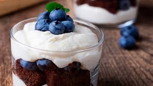 Fruchtig lecker als kalorienarme nachspeise, eiweißreiche süßspeise ohne zucker, kohlenhydratarmes frühstück oder für geburtstage und feiern. Dessert Im Glas Rezept Fur Ein Schnelles Dessert Mit Mascarponecreme Und Beeren Bayern 1 Radio Br De
