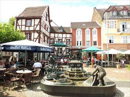 En esta ciudad nació el 9 de octubre de 1852 hermann emil fischer, premio nobel de química en 1902 por su trabajo en la síntesis de azúcares y purinas Gewerbebrunnen Alter Markt Euskirchen Nordrhein Westfalen Germany Fountains On Waymarking Com