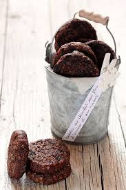 Sables Au Chocolat Aux Flocons D Avoine Et Aux Raisins Plus De Recettes A Base De Chocolat Ici Www Enviedebienmanger Fr Recet Sweet Recipes Food Yummy Cakes
