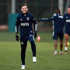 Ozil was born in germany but has turkish heritage, and fenerbahce chairman ali koc has said previously that signing ozil was a nice dream. Kawowo Sports On Twitter Mesut Ozil All Smiles At His First Training Session In Fenerbahce Colours