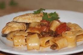 Prendete la gallinella, pulitela e sfilettatela… se siete amanti del pesce troverete utilissimo il coltello pesce unite pomodoro a pezzetti e le olive in padella a fuoco spento… le scalderete un attimo prima di farci saltare la pasta! Calamarata Al Sugo Di Gallinella Un Sapore Squisito