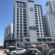 İstanbul esenyurt üniversitesi, i̇stanbul'un esenyurt ilçesine bağlı i̇ncirtepe mahallesi, doğan araslı bulvarı üzerinde bulunur. Udef Uluslararasi Ogrenci Dernekleri Federasyonu