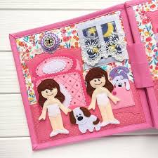 Maison De Poupee De Livre Tranquille 2 Poupees Et 2 Ensembles De Vetements 77 Pieces Livre Tranquille De Feutre Pour Deux Poupees Maison De Poupee De Livre In 2020 Felt