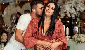 Marius elisei pare foarte încântat de felul în care arată femeia pe care o iubește nespus. Oana Roman AnunÅ£ Soc Despre CÄƒsÄƒtoria Cu Marius Elisei Nunta Nu Va Avea Loc Impact