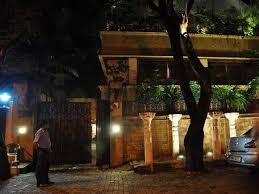 Anil Kapoor The Acclaimed Actor S Juhu Bungalow Is Said To Be The Perfect Mix Of Opulence And Comfort He Lives There With His Wi Rumah Mewah Kemewahan Rumah