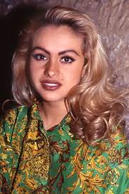 Brillo, una voz única de rebeldía y su autenticidad han sido la marca oficial de la mexicana paulina rubio, la incansable chica dorada que este jueves cumple 50 años con una larga trayectoria a. Image Result For Paulina Rubio Joven Paulina Rubio Cabello Peinados De Los Anos 90