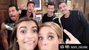 Fuller House Ramona Kimmy With The New Kids On The Block Nkotb Fuller House Fuller House Season 2 Fuller House Cast