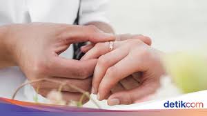 Lelaki baik cenderung akan menuruti apapun yang pasangannya minta. Hadits Tentang Jodoh Dan 6 Tips Memilih Pasangan Ala Rasulullah