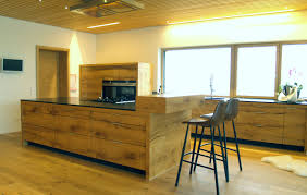 Grosse Wohnkuche Mit Kochinsel Und Thekenblock Spulenzeile Gaskochfeld Haus Kuchen Einbaumobel Wohnkuche