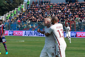 Pau lópez, gianluca mancini, chris smalling, roger, rick karsdorp, gonzalo villar, bryan cristante, bruno peres, carles pérez. Serie A Crotone Roma 0 2 Nainggolan E Dzeko Spalletti Si Riprende Il 2 Posto