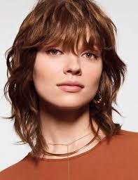 La Coupe Mi Longue Degradee On Adore Cette Frange Longue Effilee Qui Habille Le Visage Et Ces Longueurs Degradees Qui Don 70s Hair Hair Styles Mullet Hairstyle