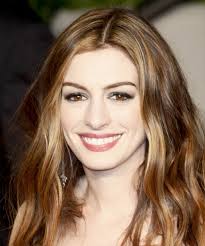 Anne hathaway left her long dark hair in a messy upstyle for an overall vintage effect. 21 Anne Hathaway Hairstyles Hair Cuts And Colors