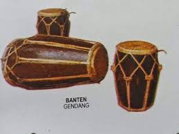 Walaupun cara tersebut cukup menguras tenaga karena harus menghaluskan bahan baku agar suara yang dihasilkan terdengar sempurna. Alat Musik Dan Gambar Alat Musik Tradisional Dari Setiap Provinsi Indonesia Indonesian Traditional Musical Instruments Berbagaireviews Com