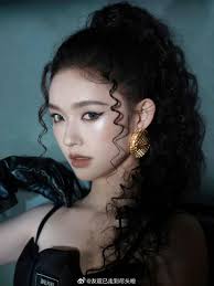 Dalam acara Marie Claire hari ini, penampilan Li Yitong, Lu Yuxiao, Lin  Yun, dan Zheng Hehuizi menarik perhatian publik. Tema acara kali ini adalah  pilot, dan keempat bintang wanita ini dengan penuh