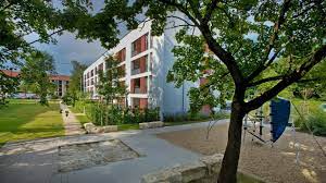 Etwa 8 % des gesamtbestandes von rund 85.300 wohnungen in der stadt regensburg werden über das kommunale wohnungsunternehmen als mietwohnungen angeboten. Stadtbau Regensburg 2