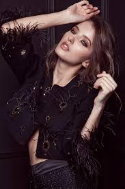 První větší příležitost nastala v roce 2012, když si zahrála v seriálu gympl s (r)učením omezeným, kde ztvárnila dívku nikol s… Sara Sandeva Facebook